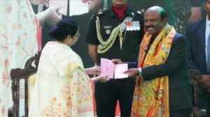 মুখ্যমন্ত্রী মমতা ব্যানার্জির সাথে সি ভি আনন্দ বোস