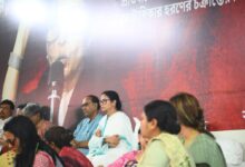 কলকাতার ধর্মতলায় ধর্নায় মমতা ব্যানার্জী