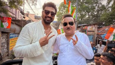 দেবের সাথে মদন মিত্র