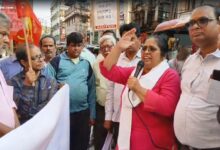 বিক্ষোভে শামিল শ্রমিকেরা