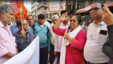 বিক্ষোভে শামিল শ্রমিকেরা