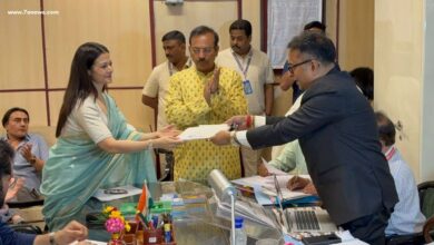 মনোনয়ন জমা দিচ্ছেন কোয়েল মল্লিক