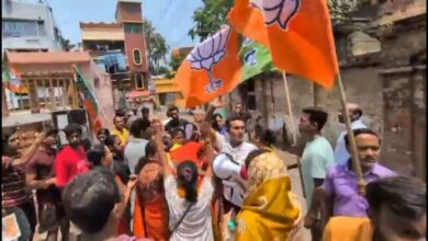 পানিহাটীর বিজেপি প্রার্থী রত্না দেবনাথকে ঘিরে তৃণমূলী বিক্ষোভ