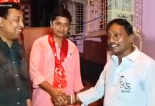 পানিহাটীর বাম প্রার্থীর সাথে তৃণমূল নেতা সোমনাথ দে