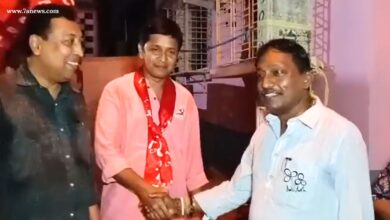 পানিহাটীর বাম প্রার্থীর সাথে তৃণমূল নেতা সোমনাথ দে