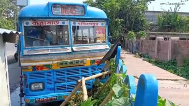 দুর্ঘটনাগ্রস্ত বাস, বরাতজোরে রক্ষা যাত্রীদের