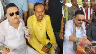 ঝালমুড়ি খেলেন মদন মিত্র