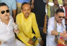 দুই প্রার্থীর সৌজন্যে বিনিময়ের টুকরো মুহূর্ত