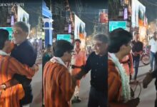 দুই প্রার্থীর সৌজন্য বিনিময়ের টুকরো মুহূর্ত