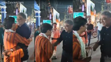 দুই প্রার্থীর সৌজন্য বিনিময়ের টুকরো মুহূর্ত