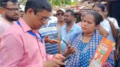 ঘটনাস্থলে এসে পৌঁছেছেন নির্বাচন কমিশনের প্রতিনিধিরা