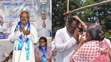 বামদিকে : নির্মল ঘোষ । ডানদিকে : প্রচারে তীর্থঙ্কর ঘোষ