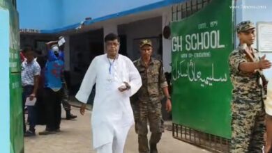 কামারহাটীর এক বুথ পরিদর্শন সেরে বেরোচ্ছেন মানস