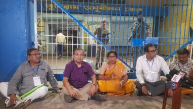 ক্ষুদিরাম অনুশীলন কেন্দ্রের স্ট্রংরুমের বাইরে অবস্থান কুনাল - শশীর