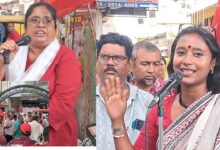 বিক্ষোভ কর্মসূচিতে বক্তব্য রাখছেন গার্গী চ্যাটার্জী (বাঁদিকে) এবং দীপ্সিতা ধর ( ডানদিকে)
