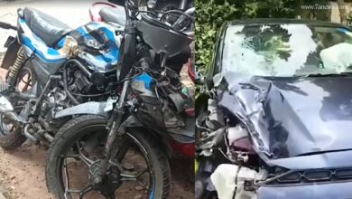 দুর্ঘটনার জেরে ক্ষতিগ্রস্ত বাইক ও ঘাতক গাড়ি